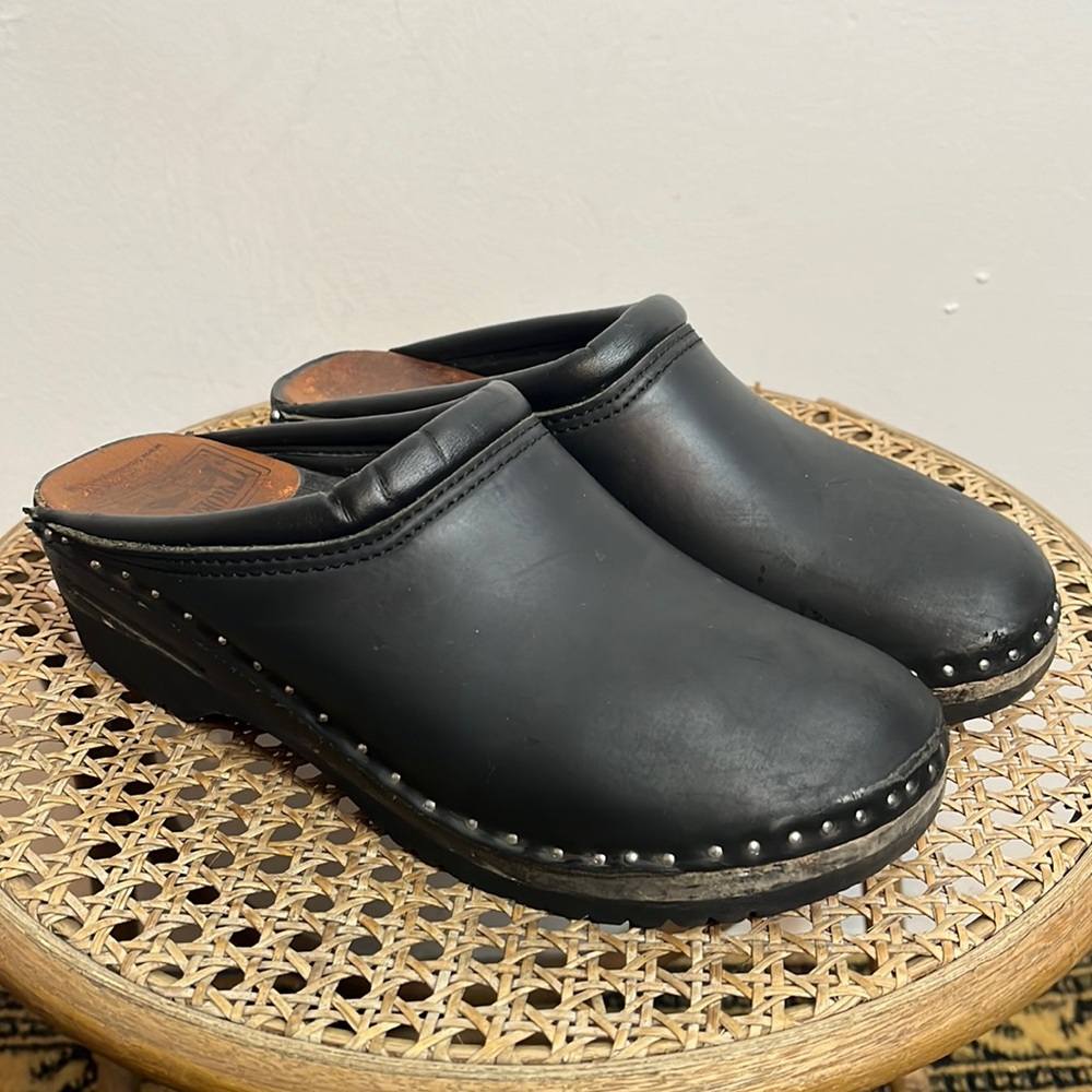 Troentorp black leather clogs